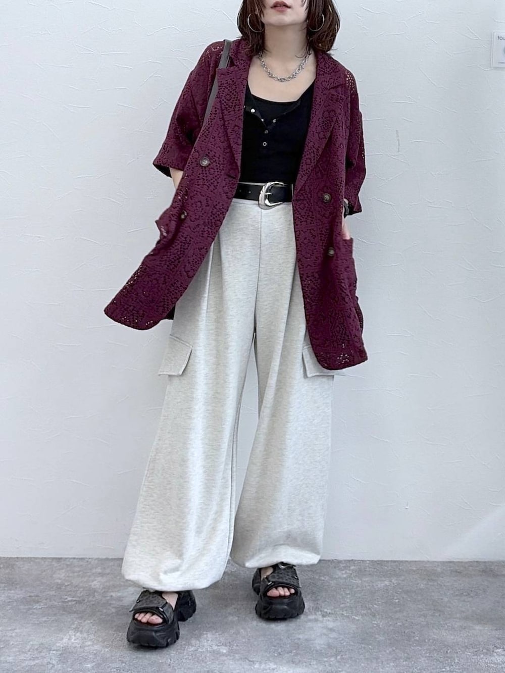 グレー系のショルダーバッグ、ブラック系のタンクトップ、ベージュ系のその他パンツを着用したレディースの春コーディネートの3枚目の写真