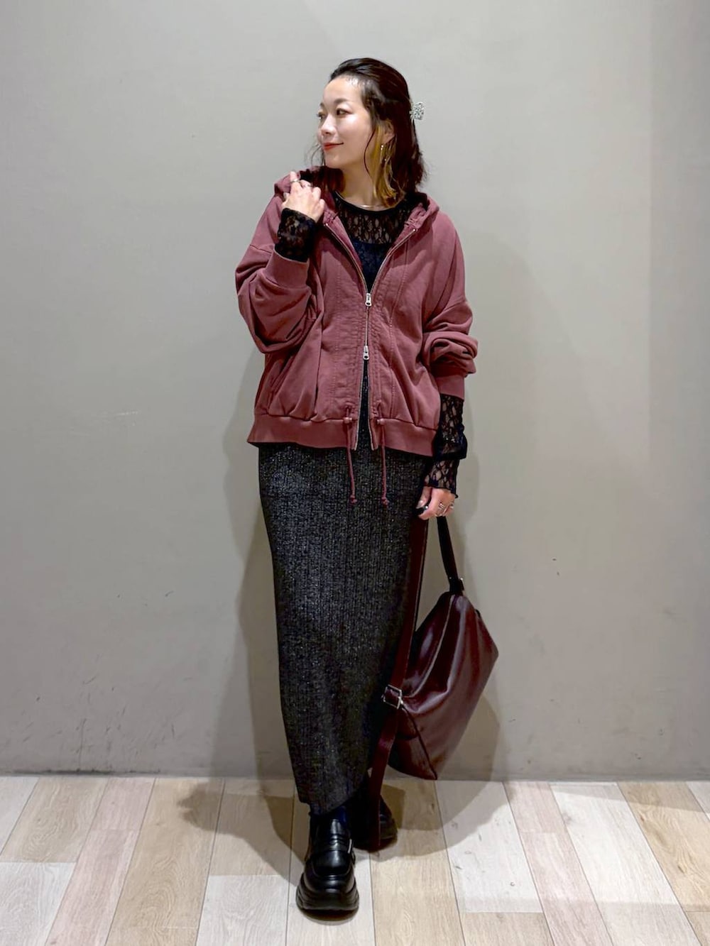 ブラック系のローファー、レッド系のパーカー、ブラック系のTシャツ/カットソーを着用したレディースの秋コーディネートの4枚目の写真