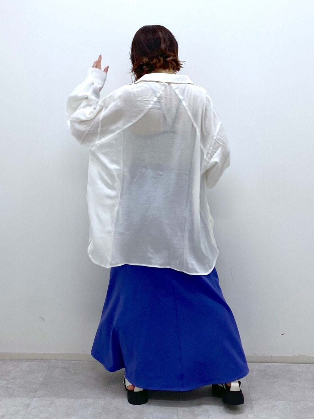 ホワイト系のトップス、その他のトップス、ブルー系のスカートを着用したレディースの夏コーディネートの3枚目の写真