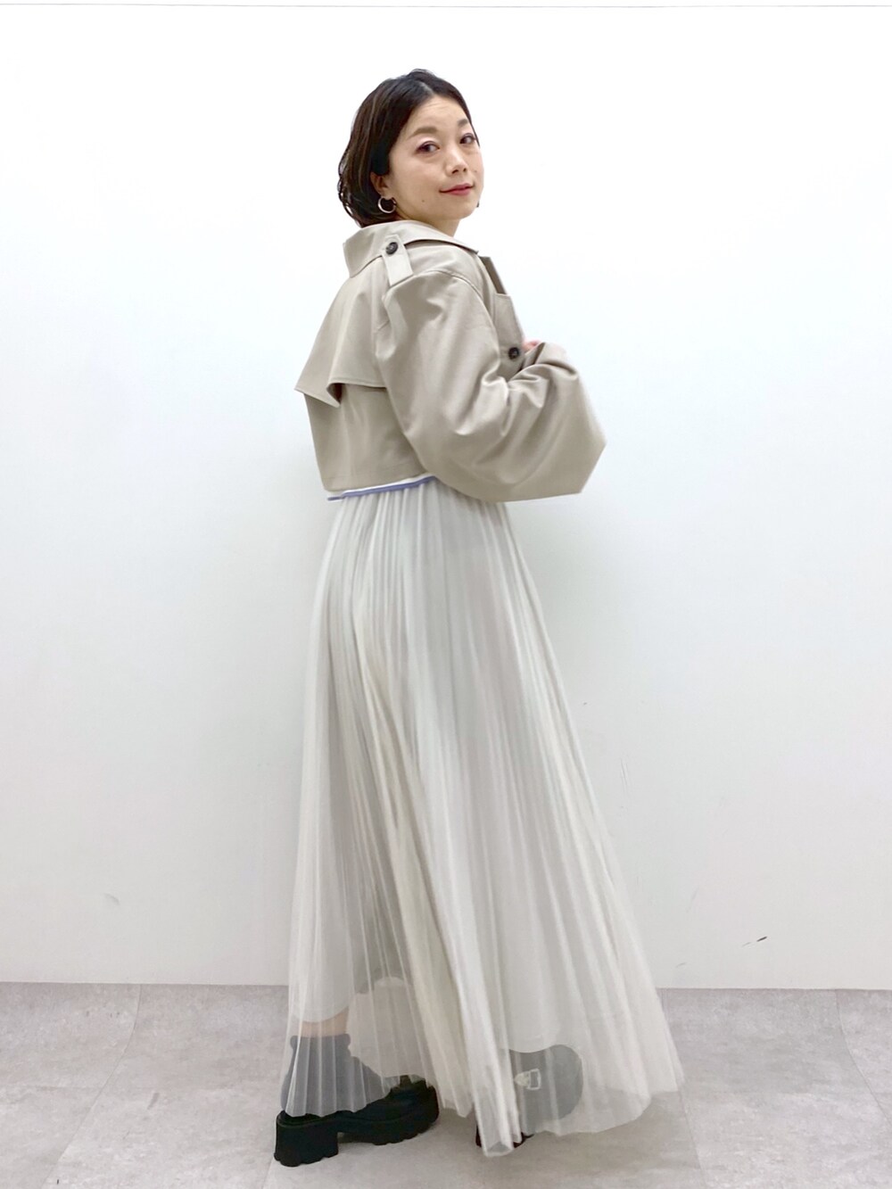 ベージュ系のジャケット/アウター、パープル系のトップス、ホワイト系のスカートを着用したレディースの春コーディネートの2枚目の写真