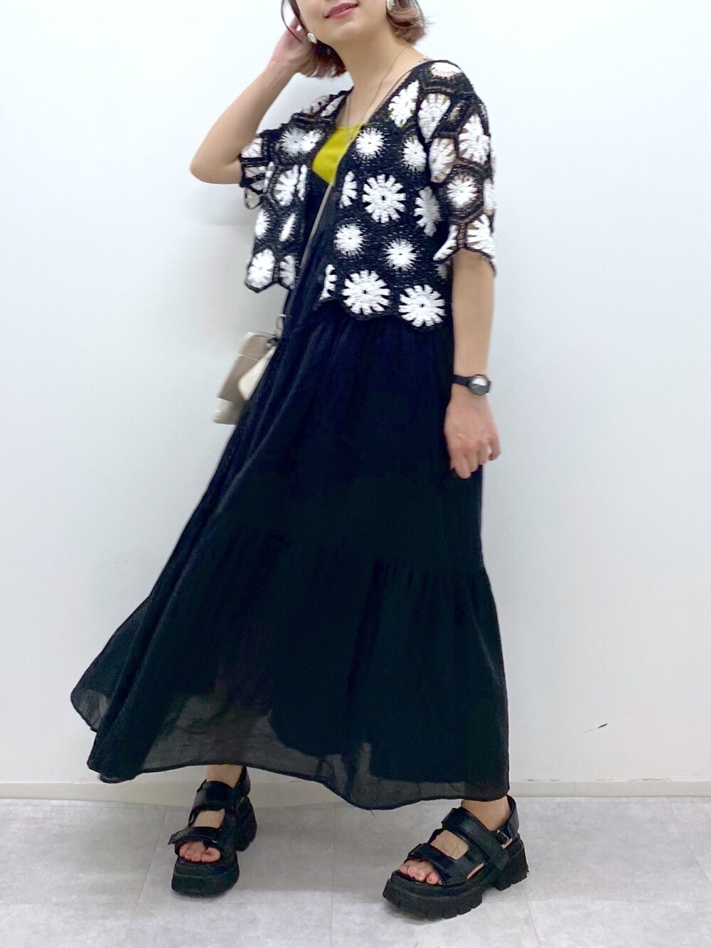 イエロー系のタンクトップ、ブラック系のトップス、その他のワンピース/ドレスを着用したレディースの夏コーディネートの5枚目の写真