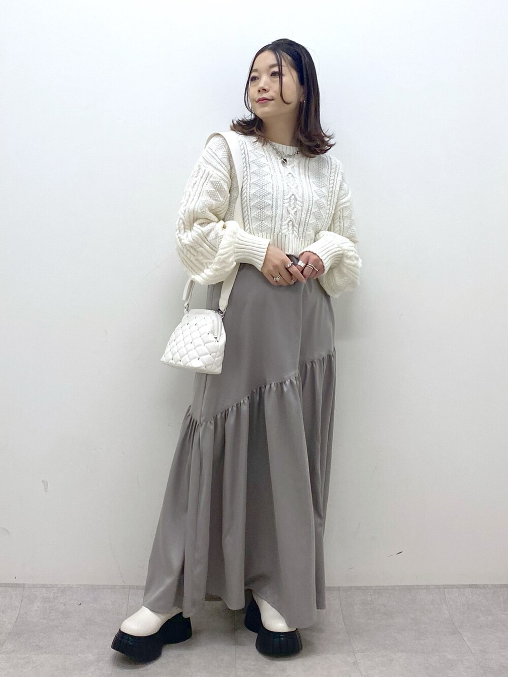 ホワイト系のワンピース、ホワイト系のニット/セーター、ホワイト系のブーツを着用したレディースの冬コーディネートの8枚目の写真