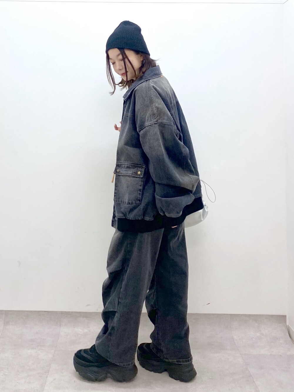 ホワイト系のTシャツ/カットソー、ブラック系のデニムジャケット、ブラック系のデニムパンツを着用したレディースの春コーディネートの5枚目の写真