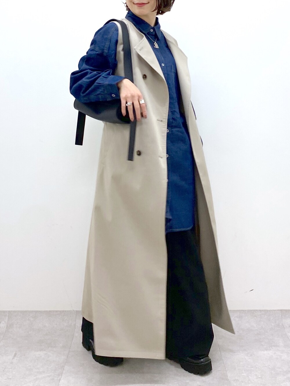 ベージュ系のジャケット/アウター、ブラック系のパンツ、ブルー系のトップスを着用したレディースの春コーディネートの5枚目の写真