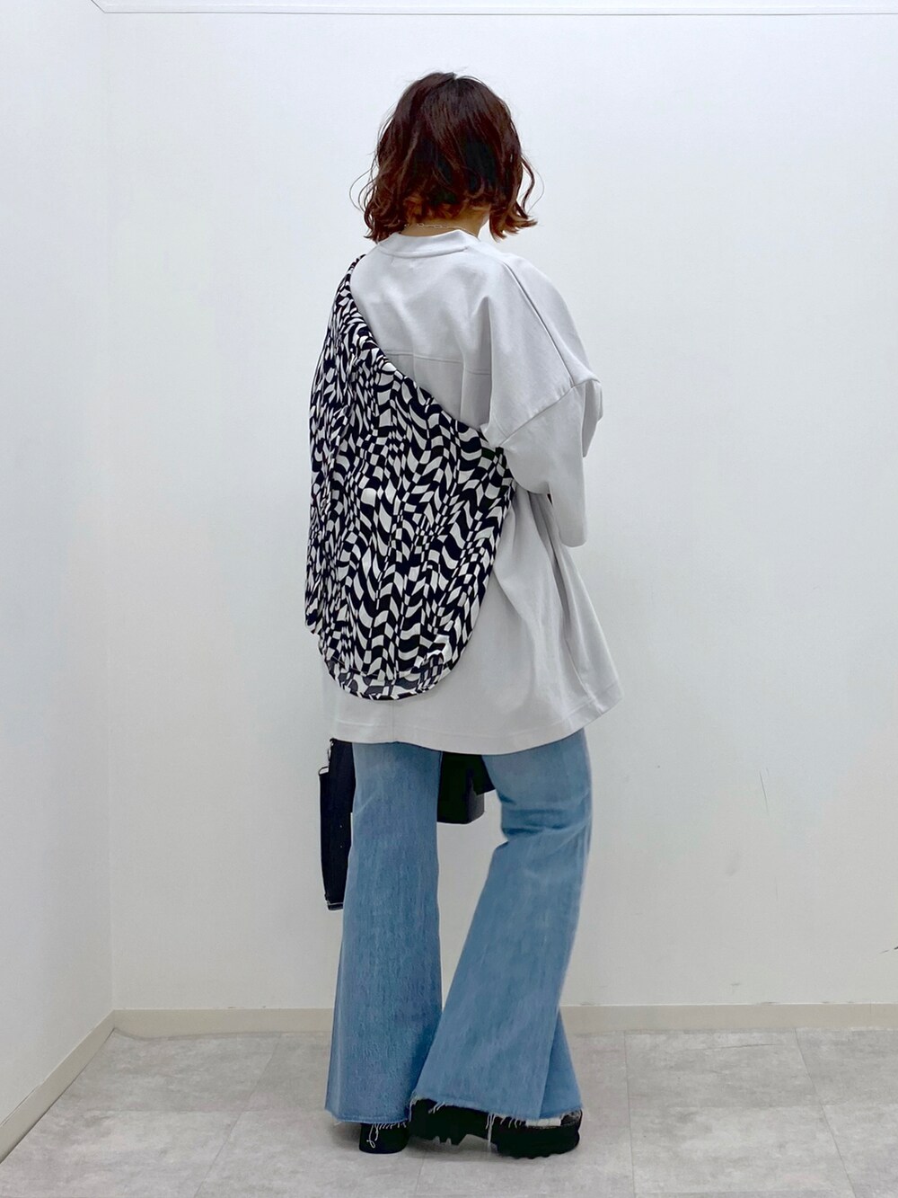 ベージュ系のTシャツ/カットソー、ブラック系のシャツ/ブラウス、ブラック系のショルダーバッグを着用したレディースの春コーディネートの3枚目の写真