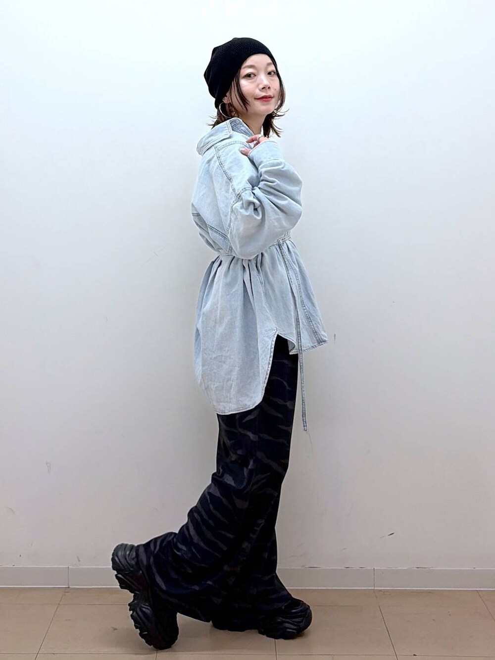 ブラック系のスニーカー、ブルー系のシャツ/ブラウス、その他のスラックスを着用したレディースの冬コーディネートの5枚目の写真