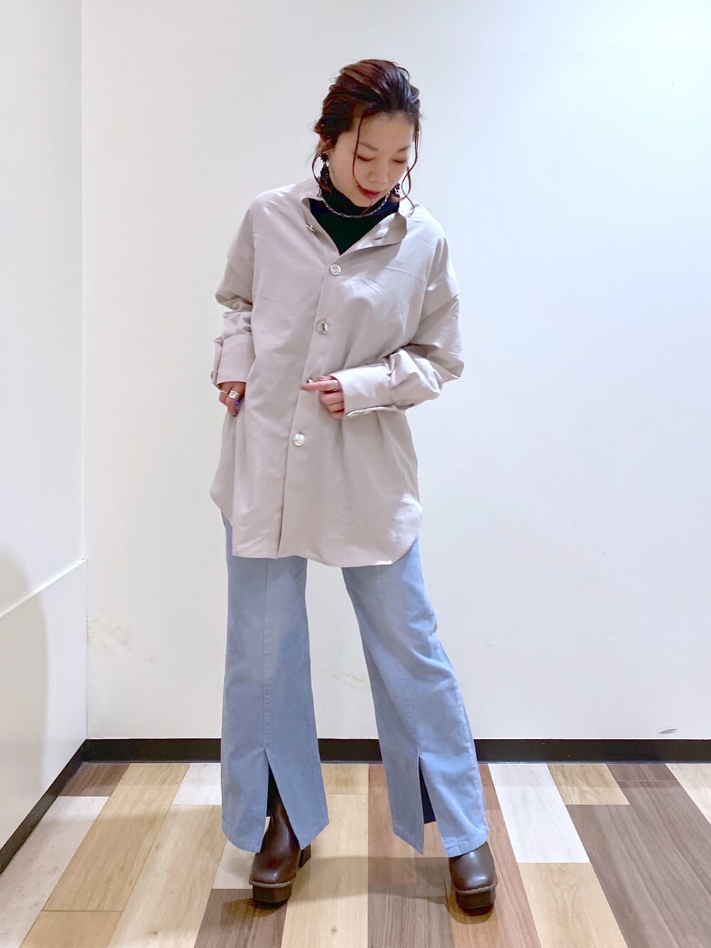 ベージュ系のシャツ/ブラウス、ブラック系のニット/セーター、ブルー系のその他パンツを着用したレディースの冬コーディネートの2枚目の写真