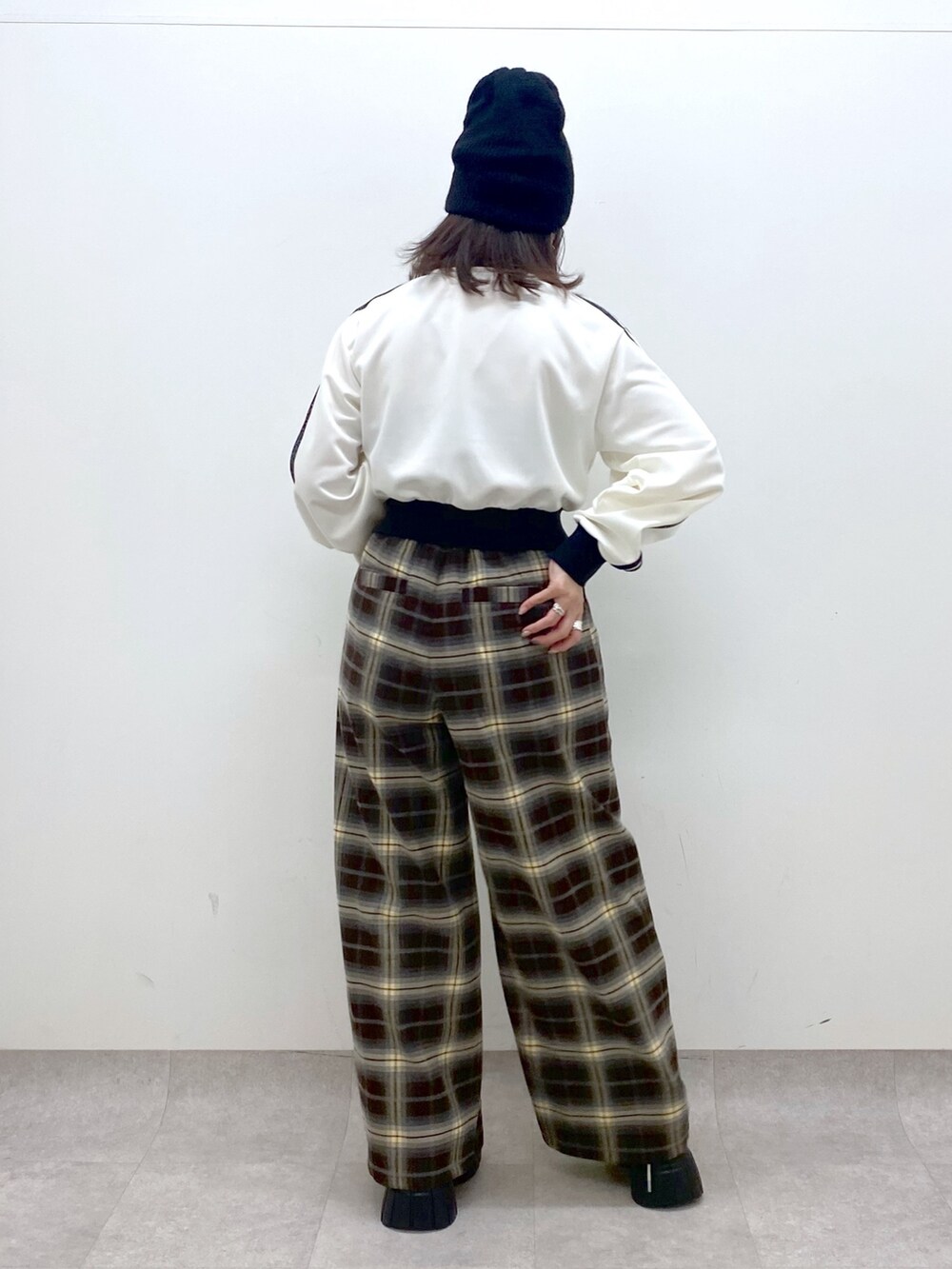 「ブラウン、きれいめカジュアル、冬コーデ、ストリート、ブーツ、韓国ファッション、チェック、休日スタイル、クリスマスに着たい服、ニット帽、トラックジャケット、ワイドパンツ、低身長、オトナカジュアル、ショート丈トップス」｜「PAGEBOYのチェックストレートパンツ（その他パンツ、ブラウン系）」を使った、Chisaさん（レディース・154cm）の冬コーディネートの4枚目の写真