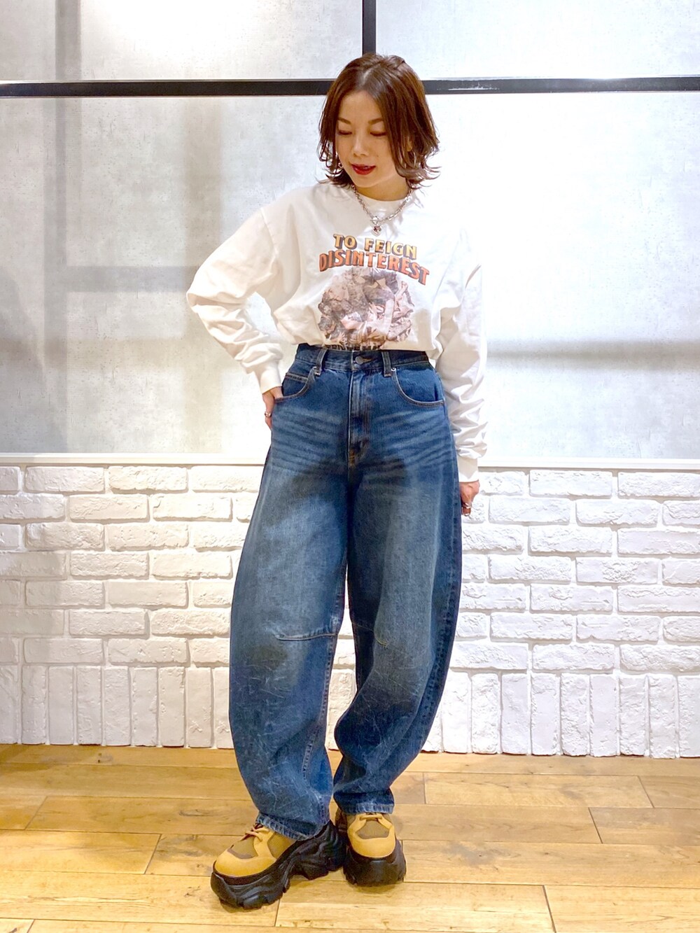ブルー系のシャツ/ブラウス、ブルー系のデニムパンツ、ブラウン系のブーツを着用したレディースの冬コーディネートの3枚目の写真