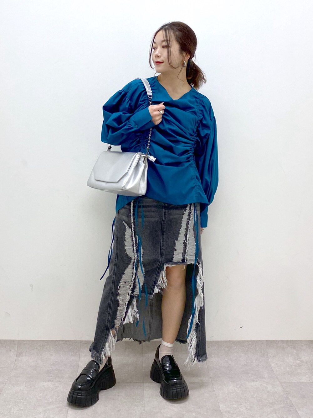 Chisaさんの「ドロストオーバーミニワンピース（PAGEBOY）」を使ったコーディネートの9枚目の写真