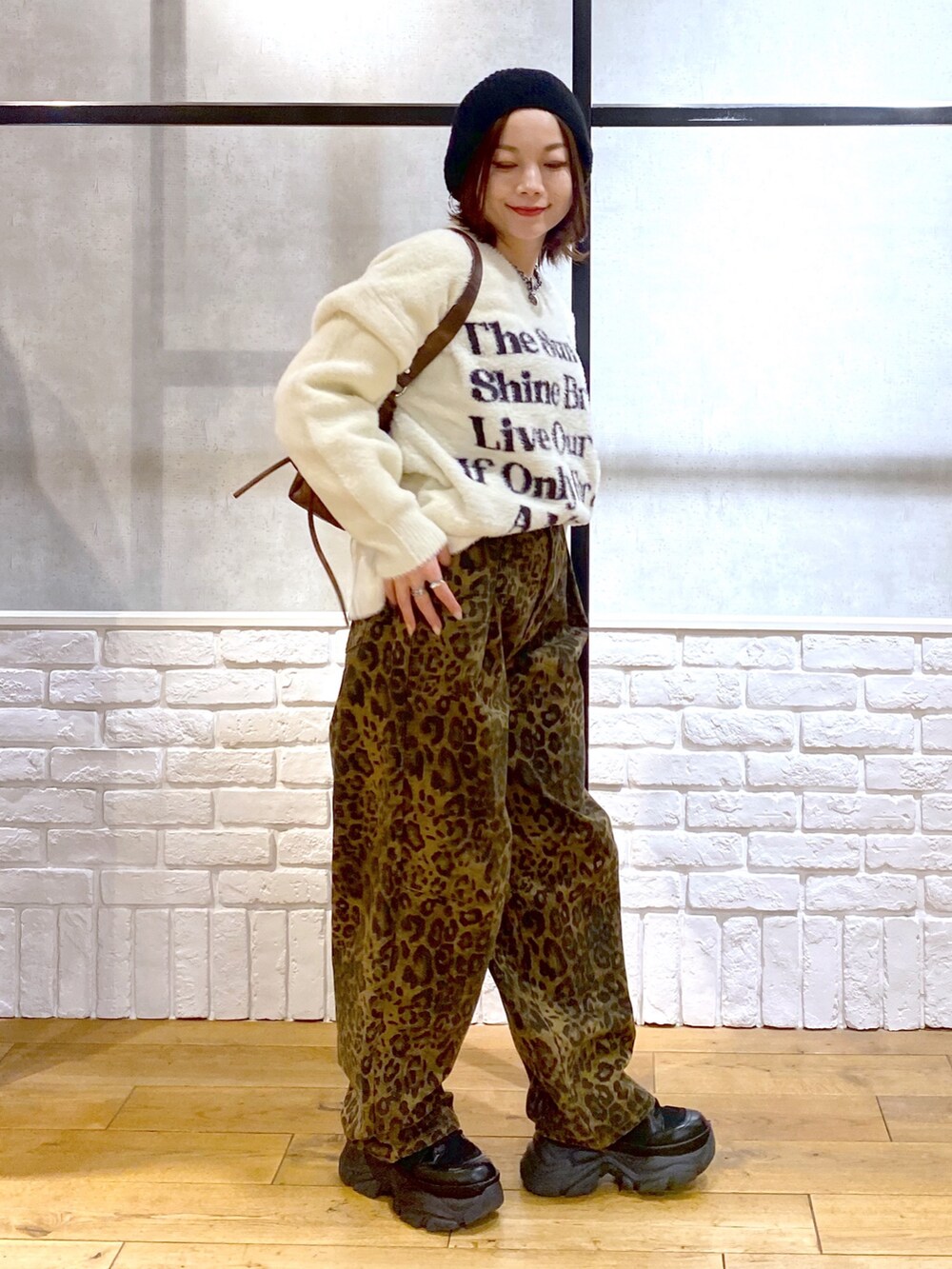 その他のデニムパンツ、ブラウン系のショルダーバッグ、ホワイト系のニット/セーターを着用したレディースの冬コーディネートの6枚目の写真