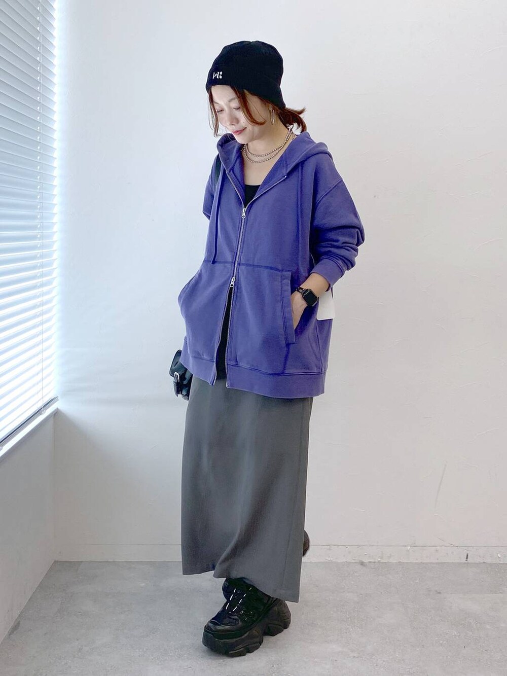 ブラック系のスニーカー、グレー系のスカート、ブラック系のショルダーバッグを着用したレディースの秋コーディネートの7枚目の写真