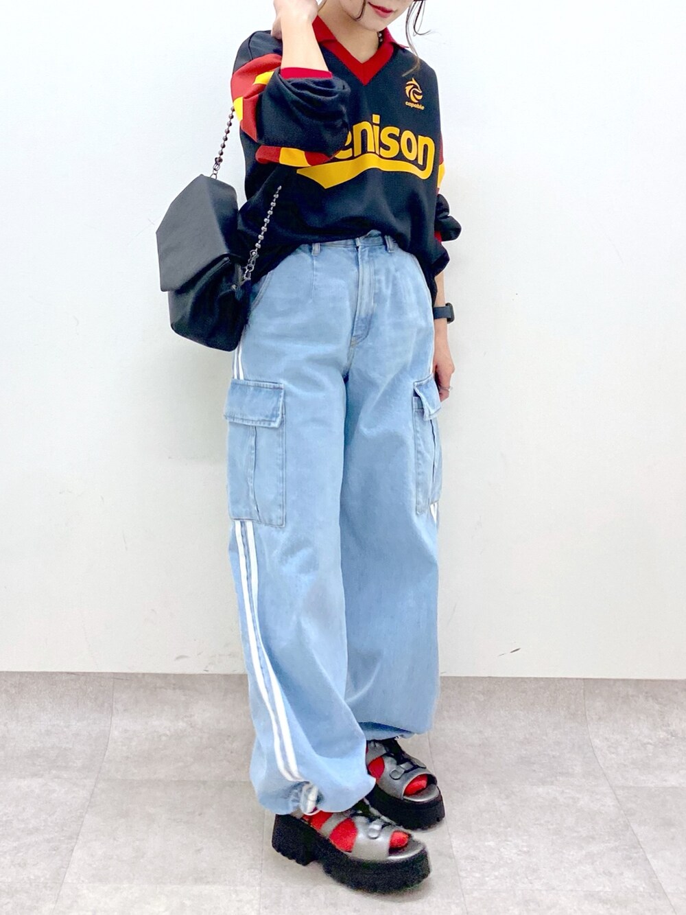 ブラック系のシャツ/ブラウス、ブルー系のデニムパンツ、ブラック系のショルダーバッグを着用したレディースの春コーディネートの3枚目の写真