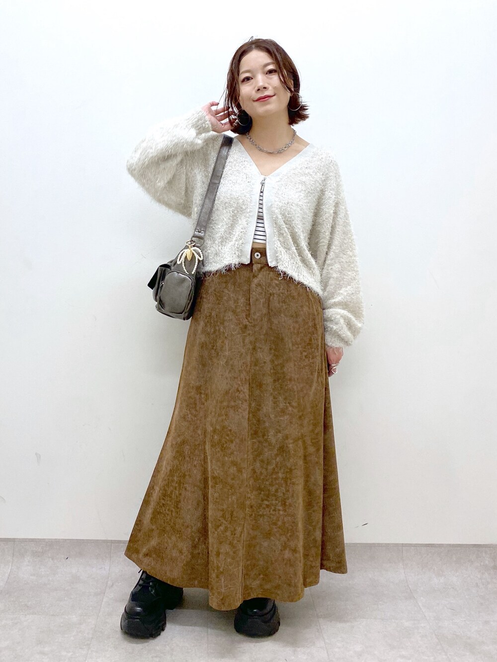 「ブラウン、淡色コーデ、厚底シューズ、秋服準備はじめました、デートコーデ、ショルダーバッグ、休日スタイル、カーディガン、ロングスカート、秋コーデ、低身長、オトナカジュアル、フェザーニット、マーメイドスカート、ショートブーツ」｜「PAGEBOYのラメファインフェザーZIPカーディガン（カーディガン/ボレロ、ホワイト系）」を使った、Chisaさん（レディース・154cm）の秋コーディネートの4枚目の写真