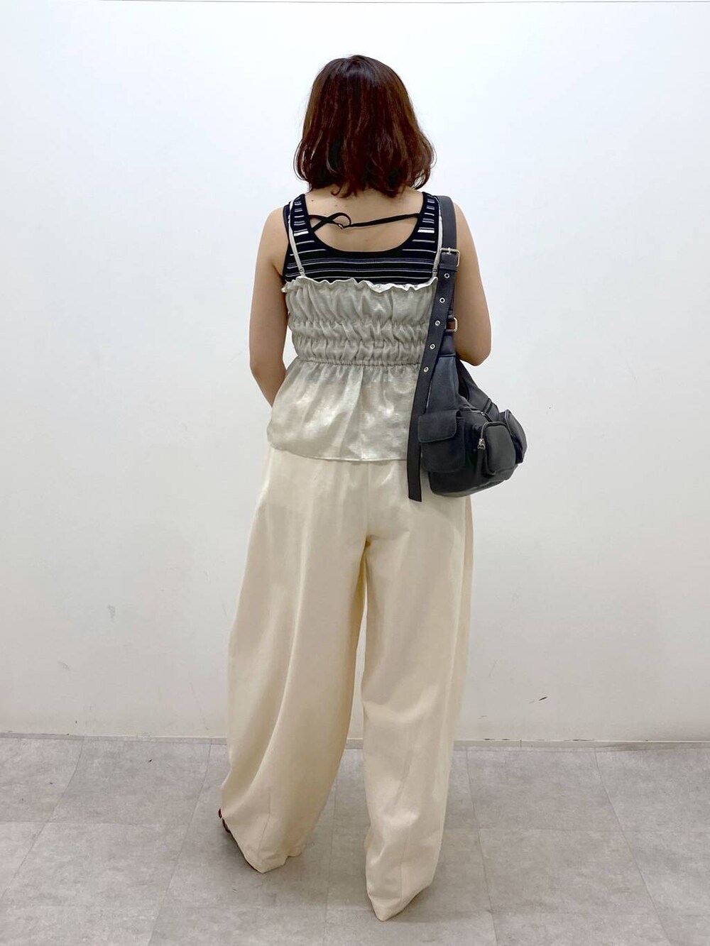 ブラック系のショルダーバッグ、レッド系のサンダル、ベージュ系のその他パンツを着用したレディースの夏コーディネートの6枚目の写真