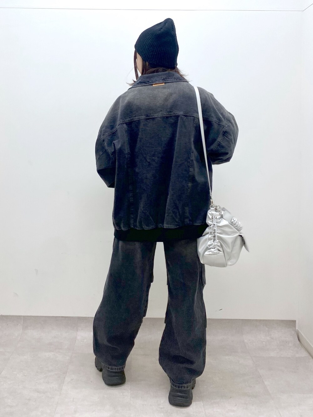 ホワイト系のTシャツ/カットソー、ブラック系のデニムジャケット、ブラック系のデニムパンツを着用したレディースの春コーディネートの6枚目の写真