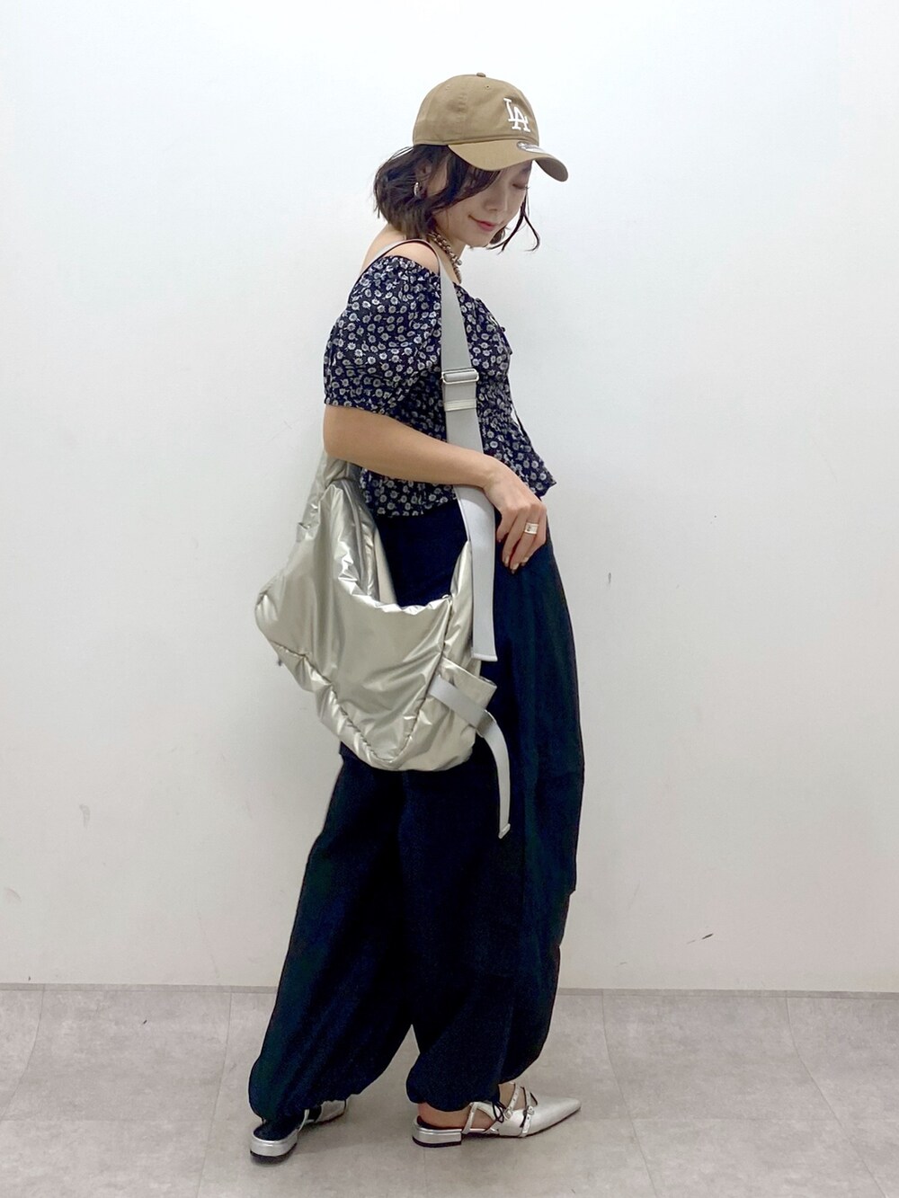 ブラック系のその他パンツ、シルバー系のショルダーバッグ、シルバー系のパンプスを着用したレディースの夏コーディネートの7枚目の写真