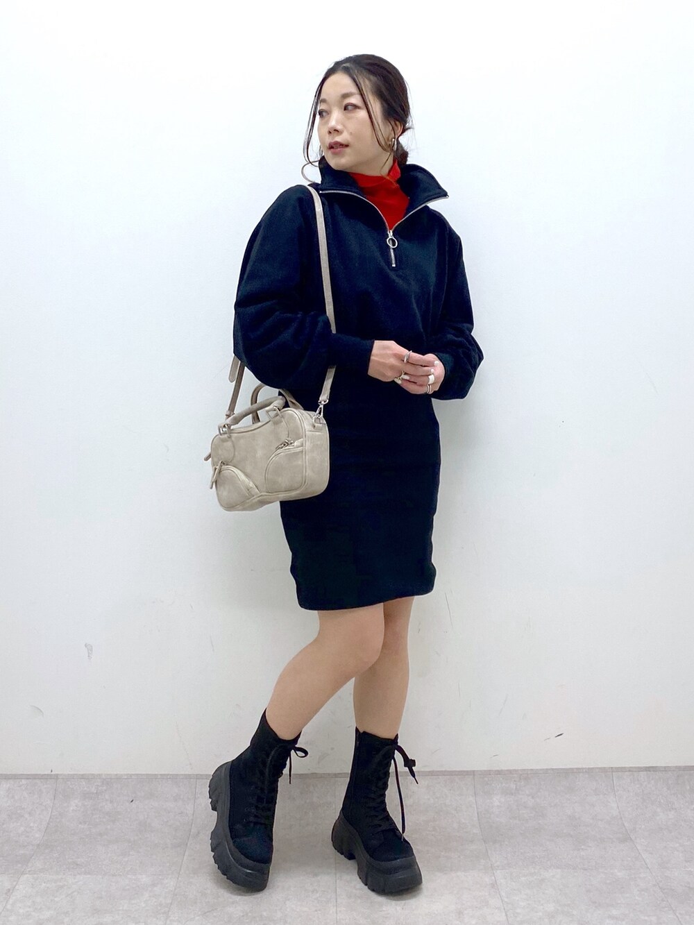 ブラック系のワンピース、レッド系のニット/セーター、ベージュ系のボストンバッグを着用したレディースの冬コーディネートの9枚目の写真