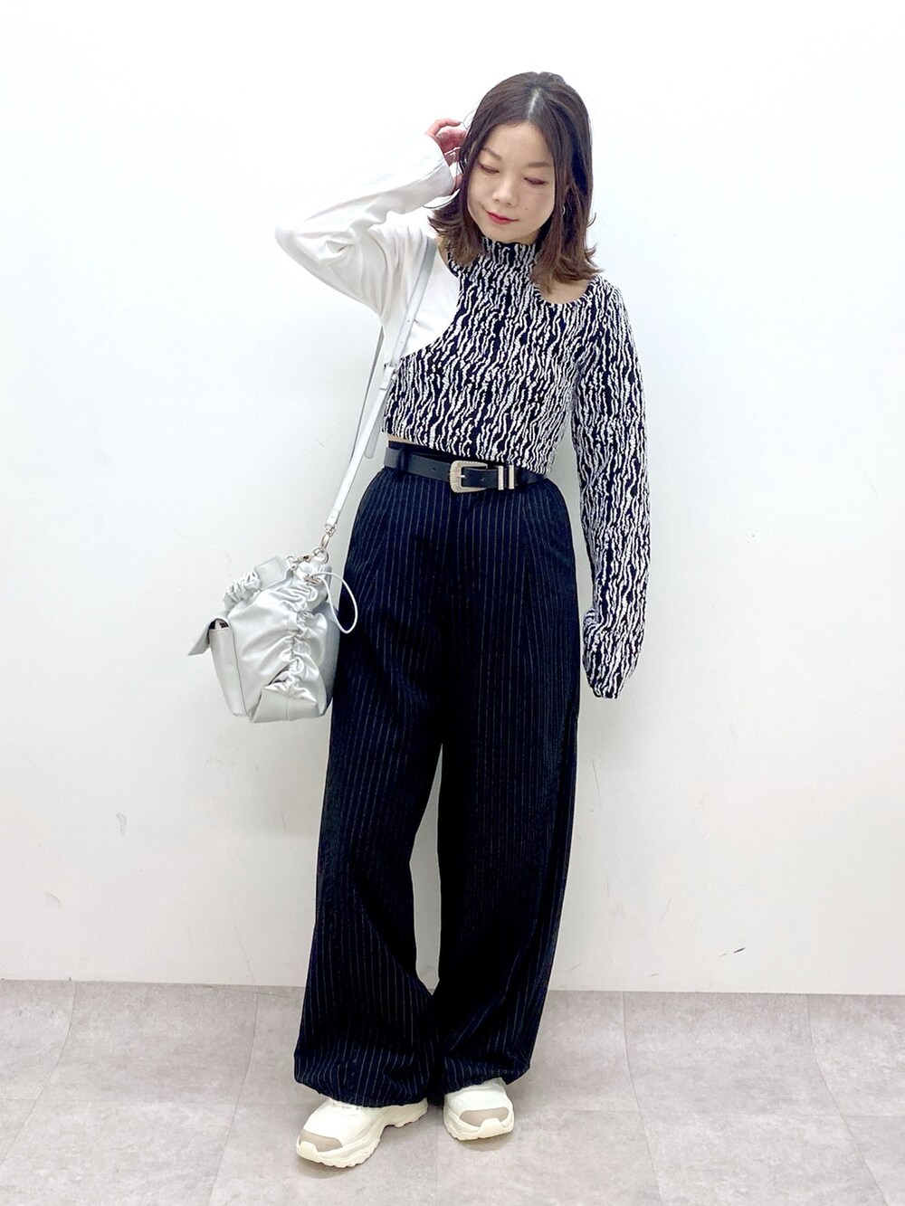 ホワイト系のTシャツ/カットソー、シルバー系のショルダーバッグ、その他のその他パンツを着用したレディースの春コーディネートの9枚目の写真