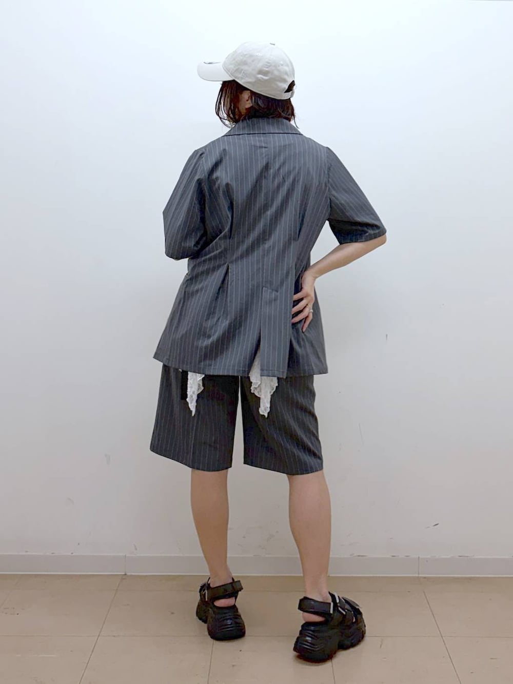 ブラック系のサンダル、グレー系のタンクトップ、ホワイト系のTシャツ/カットソーを着用したレディースの夏コーディネートの7枚目の写真