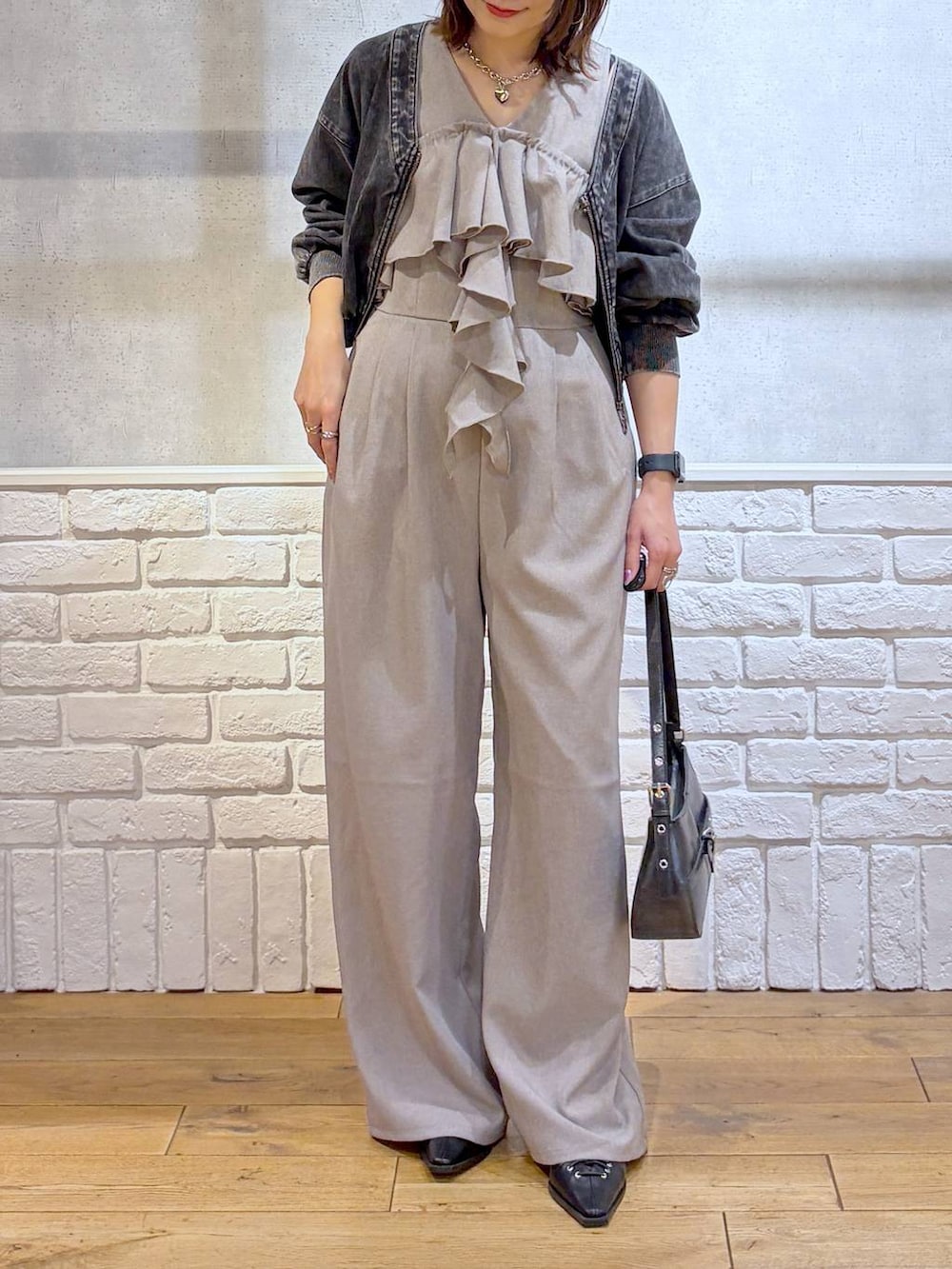 ブラック系のハンドバッグ、ブラック系のサンダル、ブラック系のカーディガン/ボレロを着用したレディースの春コーディネートの2枚目の写真