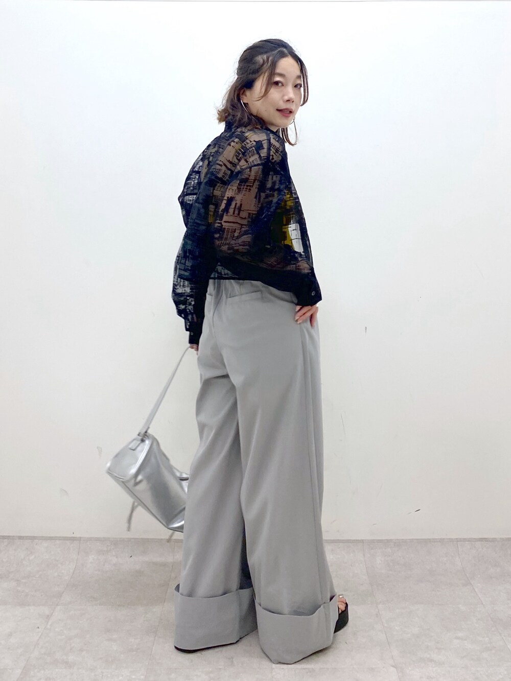 グレー系のその他パンツ、シルバー系のショルダーバッグ、ブラック系のサンダルを着用したレディースの夏コーディネートの7枚目の写真