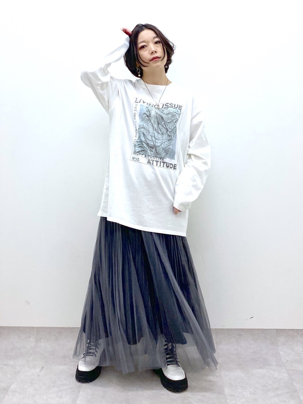 その他のジャケット/アウター、ホワイト系のTシャツ/カットソー、グレー系のスカートを着用したレディースの春コーディネートの2枚目の写真