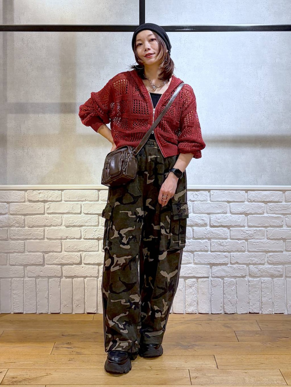 ブラック系のスニーカー、ブラック系のタンクトップ、グリーン系のスウェットパンツを着用したレディースの春コーディネートの4枚目の写真