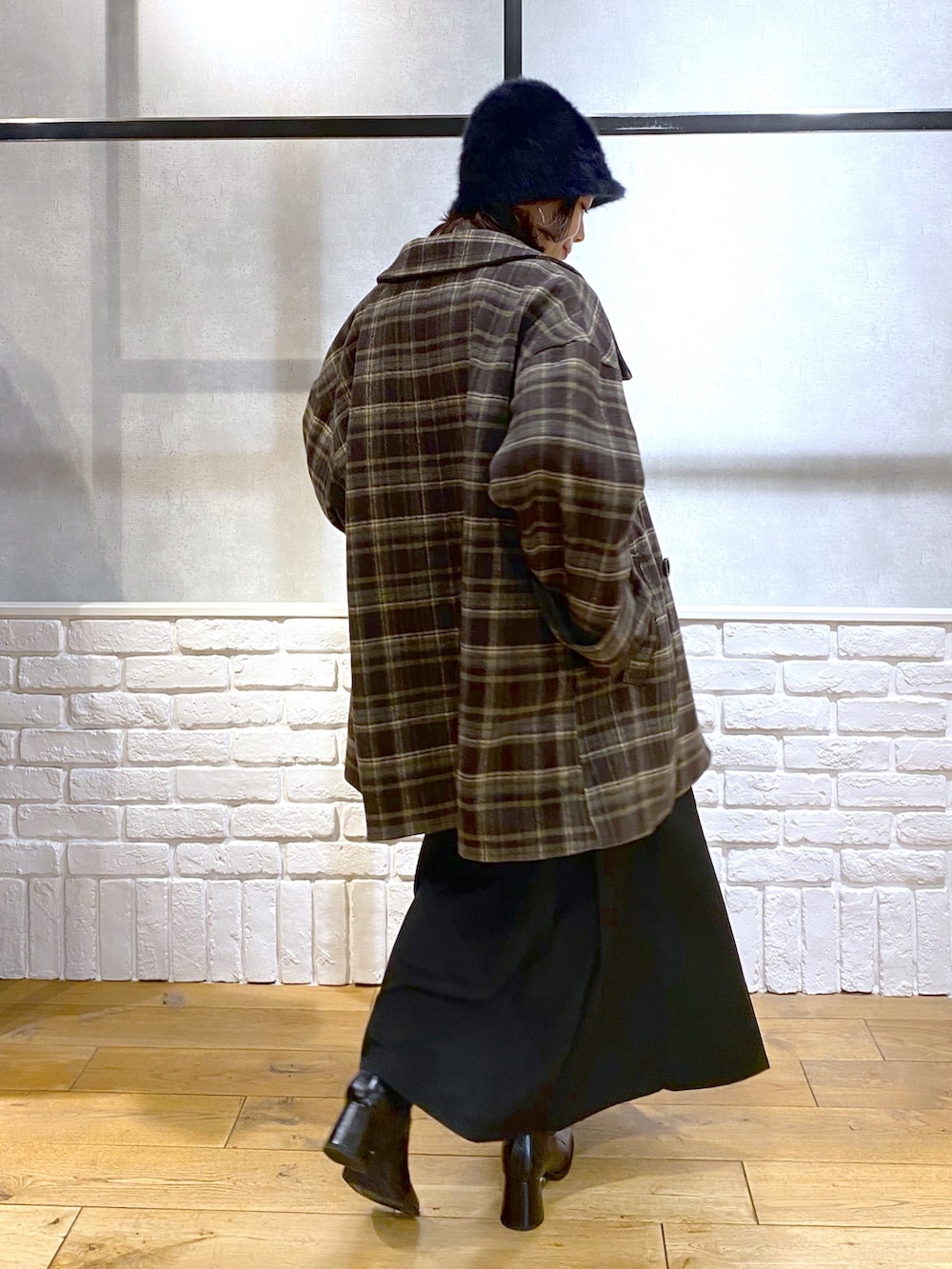 ブラウン系のテーラードジャケット、グレー系のTシャツ/カットソー、ブラック系のスカートを着用したレディースの冬コーディネートの6枚目の写真