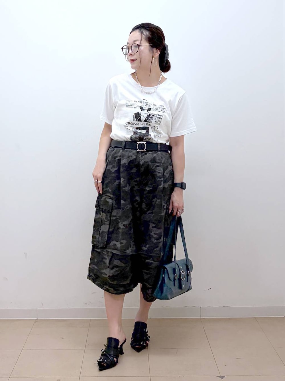 ホワイト系のTシャツ/カットソー、ブラック系のサンダル、グレー系のテーラードジャケットを着用したレディースの夏コーディネートの4枚目の写真
