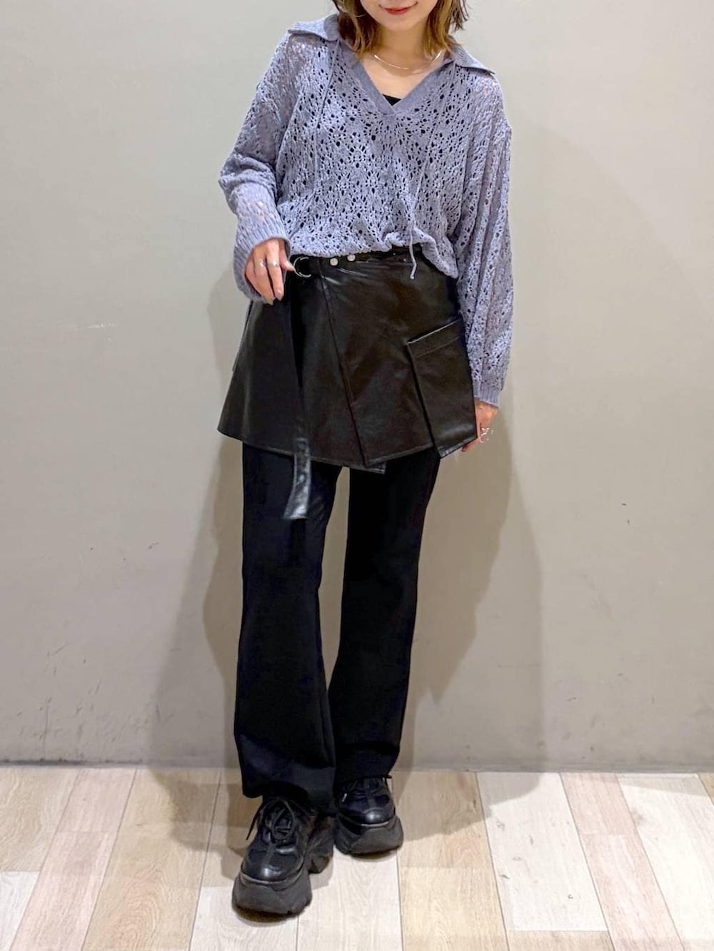 ブラック系のスニーカー、ブラック系のその他パンツ、パープル系のニット/セーターを着用したレディースの秋コーディネートの3枚目の写真