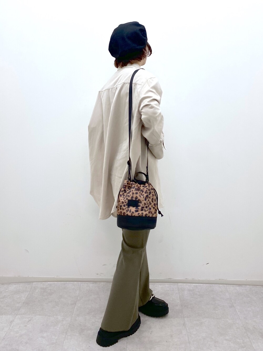 ホワイト系のシャツ/ブラウス、ブラウン系のパンツ、ブラック系のシューズを着用したレディースの秋コーディネートの2枚目の写真