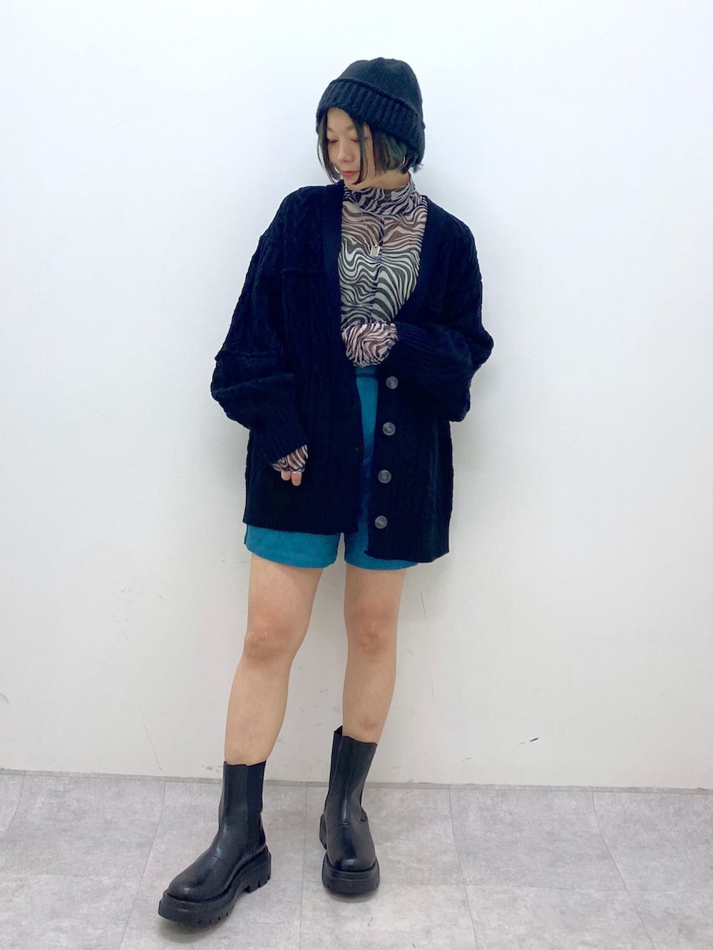 ブラック系のトップス、ブラック系のトップス、ブルー系のその他パンツを着用したレディースの秋コーディネートの5枚目の写真