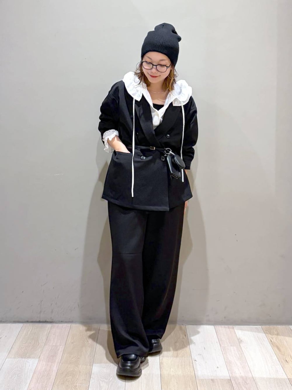 ブラック系のローファー、ブラック系のその他パンツ、ブラック系のテーラードジャケットを着用したレディースの秋コーディネートの4枚目の写真