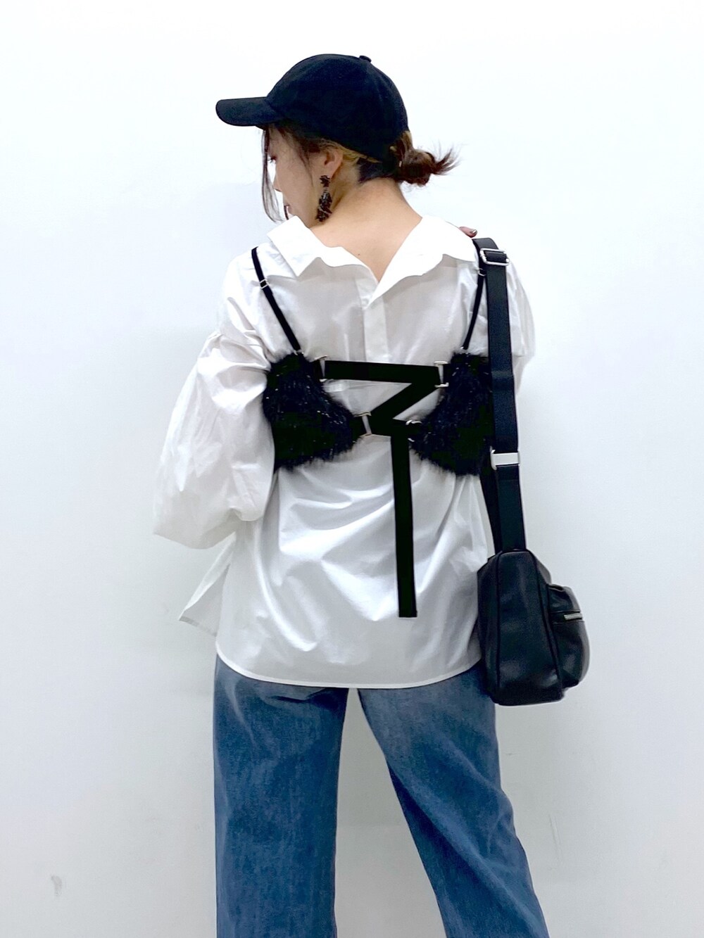 ブルー系のデニムパンツ、ホワイト系のシャツ/ブラウス、ブラック系のベストを着用したレディースの秋コーディネートの7枚目の写真