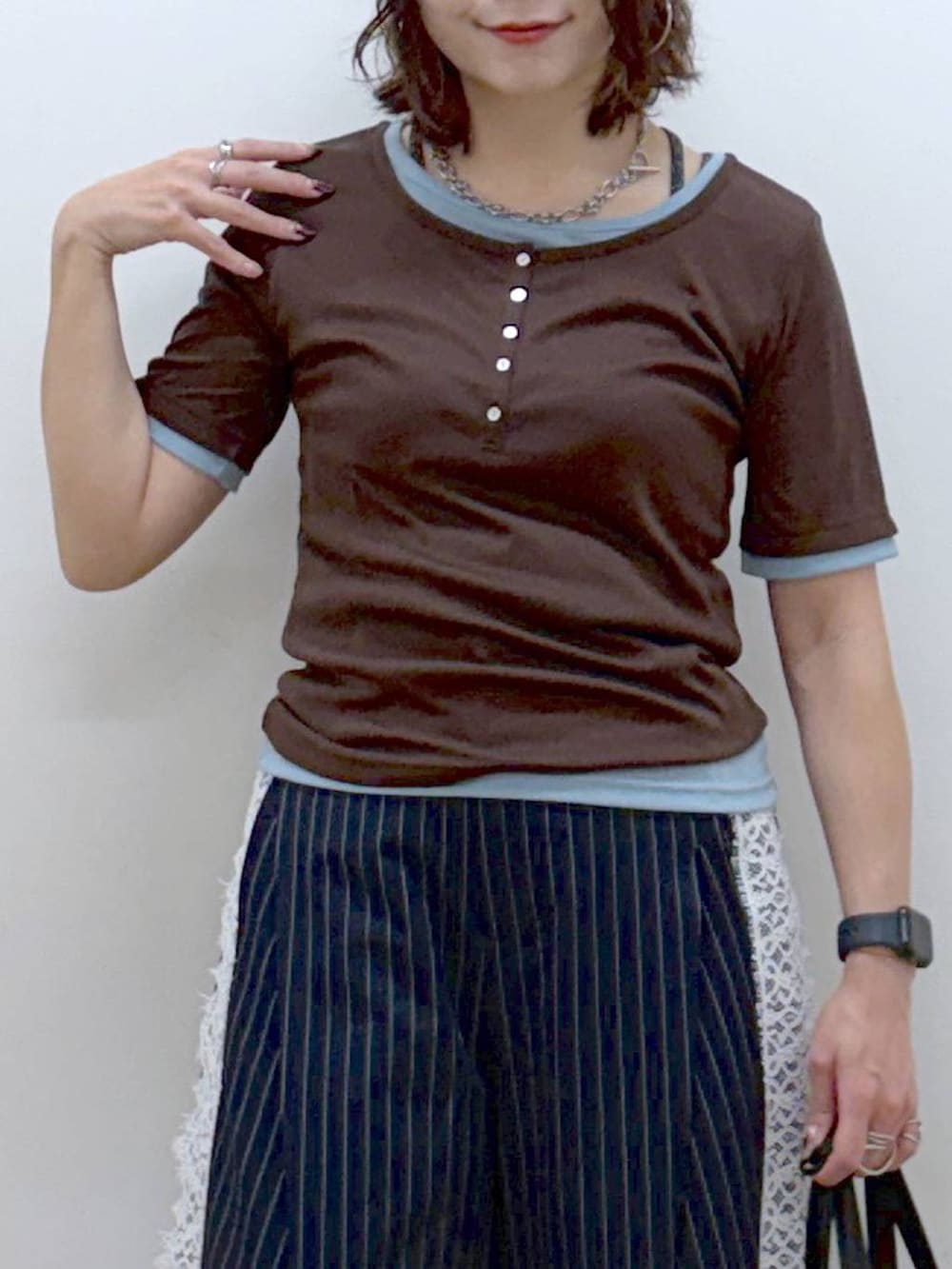 その他のサンダル、ブルー系のスラックス、ブラウン系のTシャツ/カットソーを着用したレディースの夏コーディネートの2枚目の写真