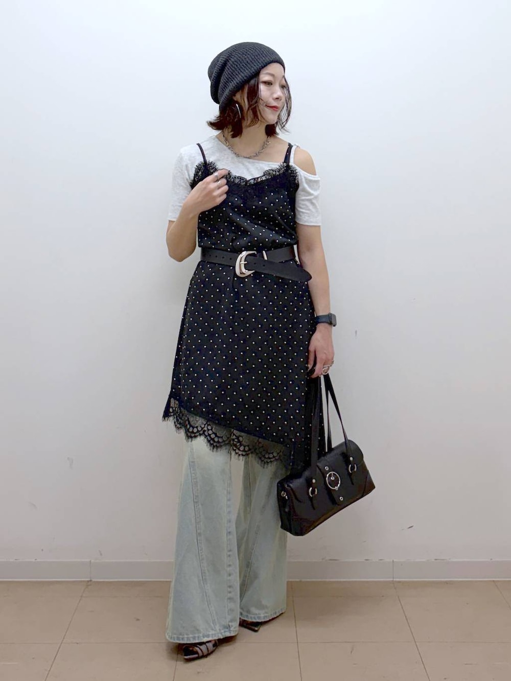 ブラック系のチュニック、ブルー系のデニムパンツ、その他のサンダルを着用したレディースの夏コーディネートの9枚目の写真
