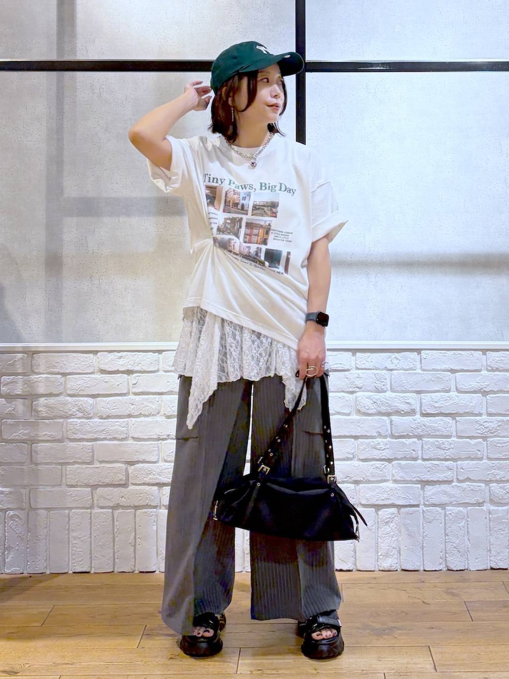 ブラック系のサンダル、ホワイト系のTシャツ/カットソー、ブラック系のトートバッグを着用したレディースの夏コーディネートの4枚目の写真