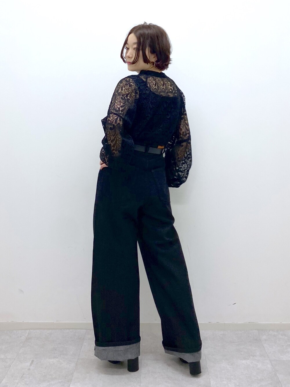 ブラック系のパンツ、ブラック系のトップス、ブラック系のブーツを着用したレディースの夏コーディネートの4枚目の写真