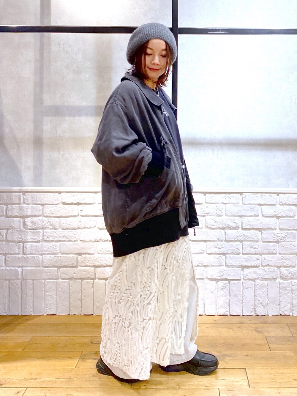 「真冬のあったかスタイル、休日スタイル、春、オトナカジュアル、レイヤードスタイル、デニムパンツ、デニム、デニムジャケット、低身長、お出かけコーデ、モノトーン、ワイドパンツ、キャミワンピ、きれいめカジュアル、レースワンピース」｜「PAGEBOYのハンドペイントグランジスウェット（スウェット、グレー系）」を使った、Chisaさん（骨格ウェーブ・レディース・154cm）の冬コーディネートの6枚目の写真