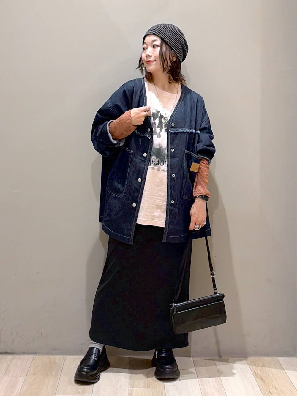 ブラック系のローファー、ブルー系のシャツ/ブラウス、ピンク系のTシャツ/カットソーを着用したレディースの夏コーディネートの9枚目の写真