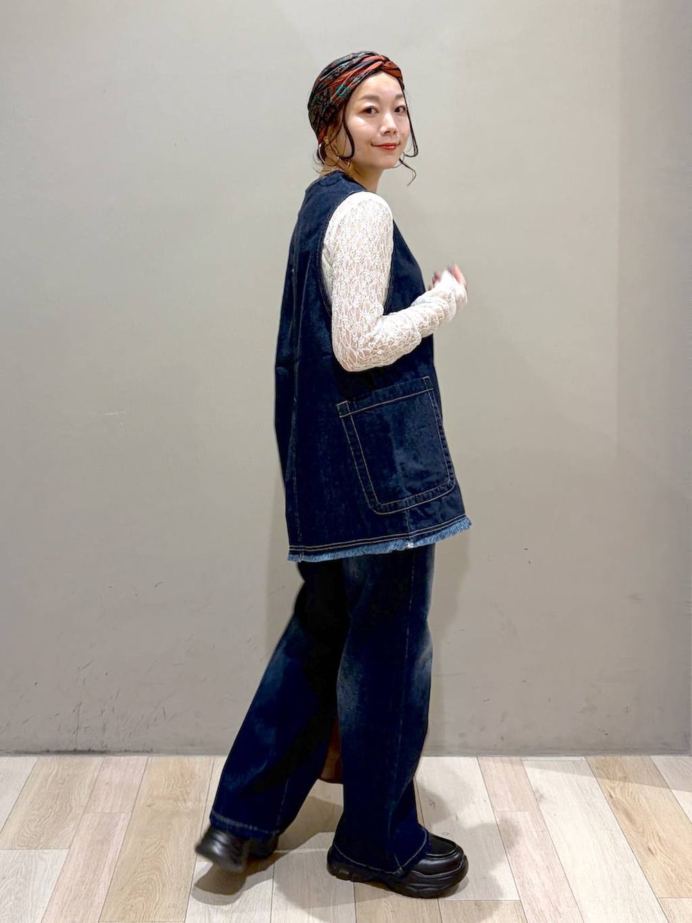 ブラック系のローファー、ブラウン系のショルダーバッグ、ホワイト系のTシャツ/カットソーを着用したレディースの夏コーディネートの7枚目の写真