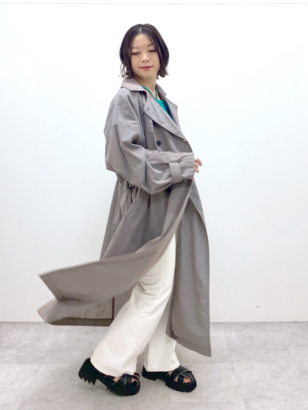 グレー系のジャケット/アウター、ホワイト系のパンツ、ブラック系のサンダルを着用したレディースの春コーディネートの3枚目の写真