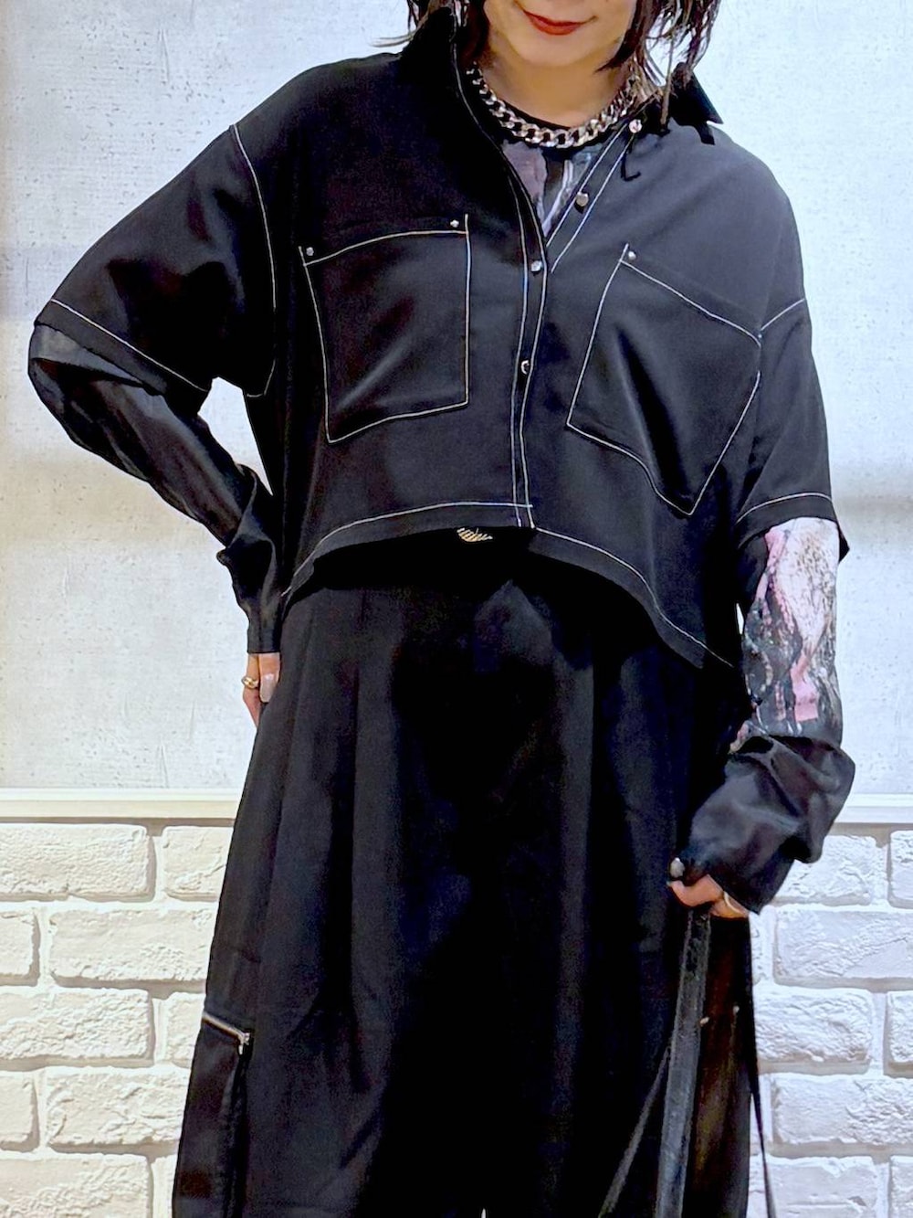 ブラック系のカーゴパンツ、ブラック系のシャツ/ブラウス、ブラック系のTシャツ/カットソーを着用したレディースの夏コーディネートの2枚目の写真