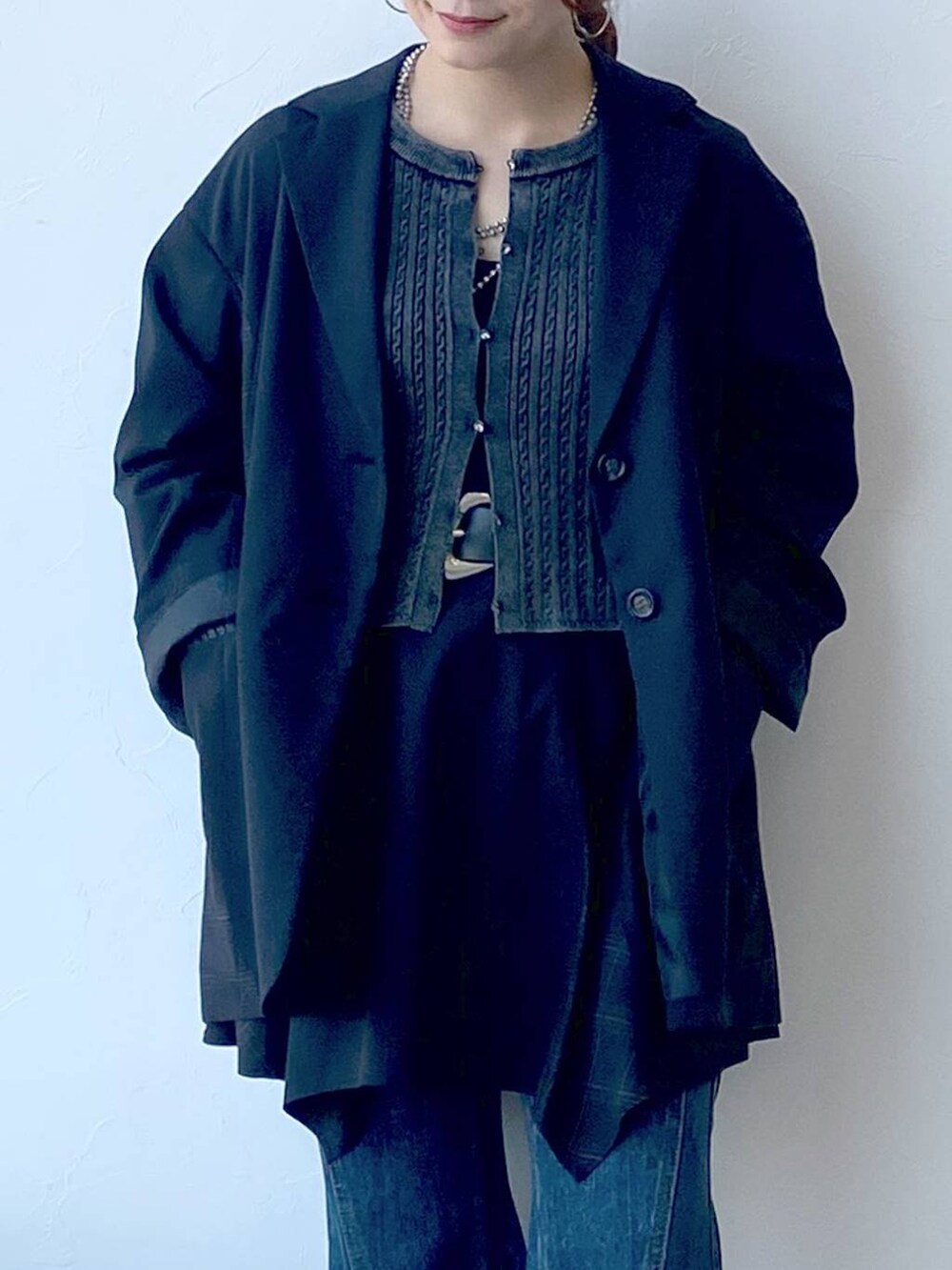 ブラック系のスニーカー、ブルー系のデニムパンツ、ブラック系のスカートを着用したレディースの夏コーディネートの2枚目の写真