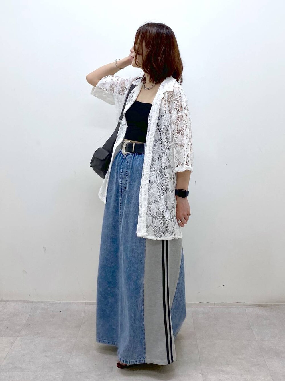 ブラック系のショルダーバッグ、レッド系のサンダル、ブルー系のスカートを着用したレディースの夏コーディネートの7枚目の写真