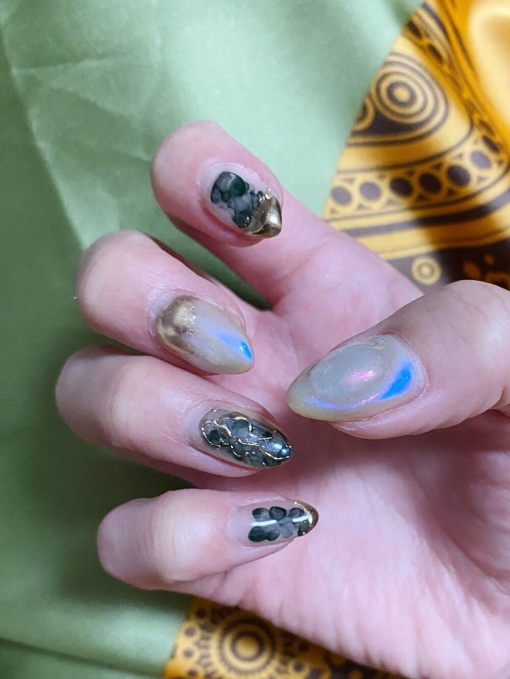 オレンジ系のバンダナ/スカーフを着用したレディースの夏コーディネートの3枚目の写真