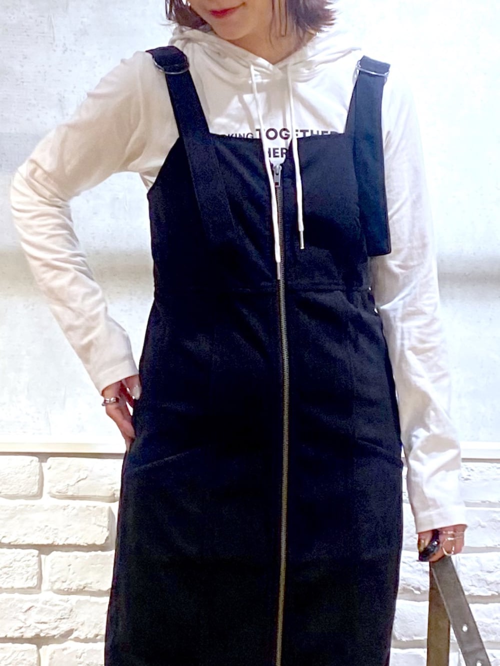 ブラック系のブルゾン、ブラック系のワンピース、ブラック系のローファーを着用したレディースの秋コーディネートの3枚目の写真