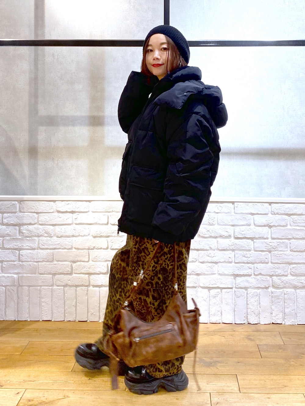 ホワイト系のニット/セーター、ブラック系のブルゾン、その他のデニムパンツを着用したレディースの冬コーディネートの6枚目の写真