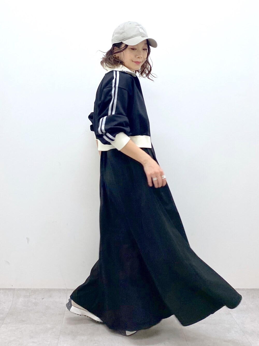 「休日スタイル、きれいめカジュアル、ストリート、キャップ、秋コーデ、お出かけコーデ、スポーツミックス、ワンピース、ロングスカート、ジャンパースカート、ラインジャージ、ショート丈トップス、低身長、オトナカジュアル、モノトーン」｜「PAGEBOYのリメイクライクジャンスカ（ジャンパースカート、ブラック系）」を使った、Chisaさん（レディース・154cm）の秋コーディネートの4枚目の写真